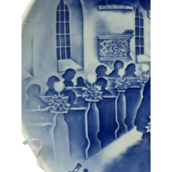 Bing and Grondahl Denmark 1968 Annual Christmas Plate 'Christmas in Church' - Picture 4 of 6